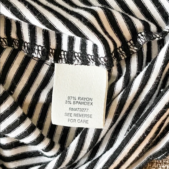 🌸3/$25 5/$35 SALE🌸 Women’s Black and White Striped Scoop Neck Long Sleeve Tee - Picture 7 of 9